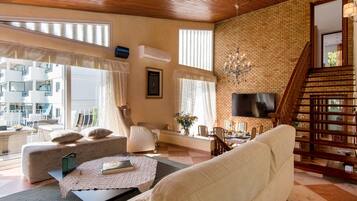 Televisie en een open haard