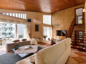 Televisión y chimenea 
