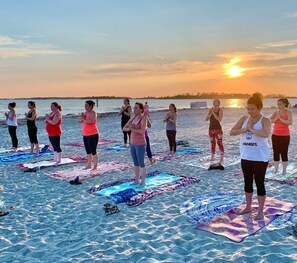 Playa en los alrededores, camastros y toallas de playa 