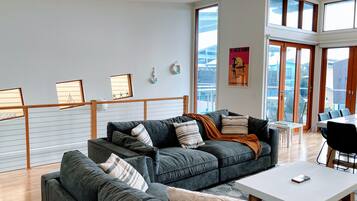 Fernseher, DVD-Player, Tischfußball, Tischtennisplatte