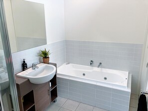 Baignoire, sĂšche-cheveux, savon, papier toilette