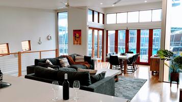 Fernseher, DVD-Player, Tischfußball, Tischtennisplatte