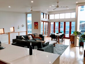 Télévision, lecteur de DVD, baby-foot, table de tennis de table