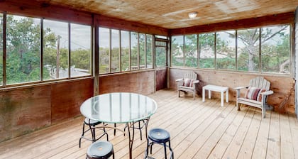 Secluded dog-friendly home with fast WiFi, washer/dryer, and central AC