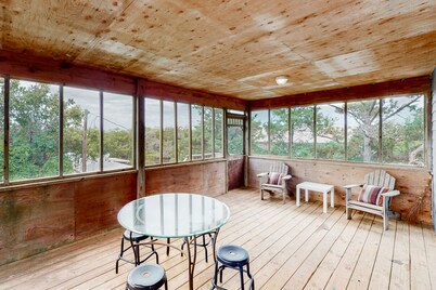 Secluded dog-friendly home with fast WiFi, washer/dryer, and central AC