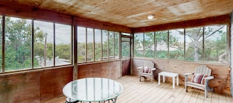 Secluded dog-friendly home with fast WiFi, washer/dryer, and central AC