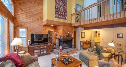 New! Family Townhome with Hot Tub, Shuttle service