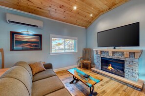 TV, fireplace - Dog-friendly home with kitchenette - walk to the beach & dining (Ogunquit)