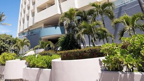 A high-rise hotel with multiple balconies and a modern architectural design. - Sunset Palace Beach Hotel (Mazatlán)