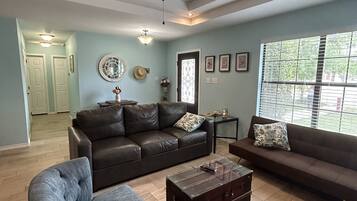 Téléviseur connecté, livres, imprimante