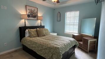 3 chambres, bureau, fer et planche à repasser, lit parapluie