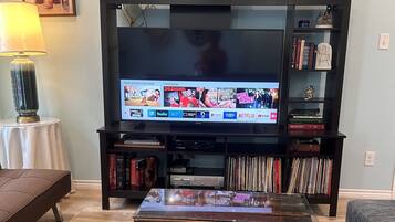 Téléviseur connecté, livres, imprimante