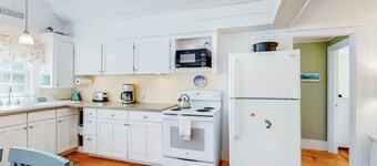 Charming Chatham Cottage 