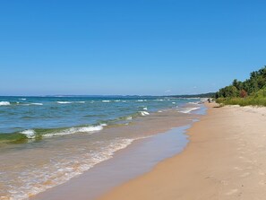 In Strandnähe, Liegestühle, Strandtücher