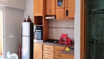 Fridge, oven, stovetop, cookware/dishes/utensils