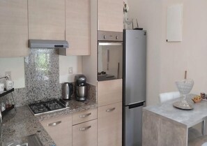 Réfrigérateur, four, plaque de cuisson