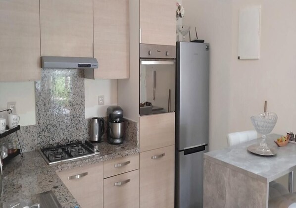 Refrigerador, horno, parrilla de estufa y utensilios de cocina 