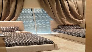 Une chambre à coucher avec un lit, un canapé et une porte-fenêtre coulissante.