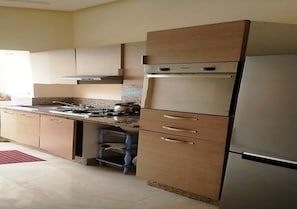 Réfrigérateur, four, plaque de cuisson