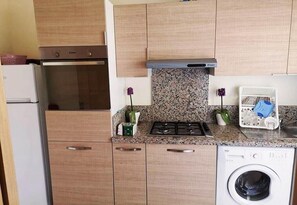 Kühlschrank, Ofen, Herdplatte, Kochgeschirr/Geschirr/Besteck