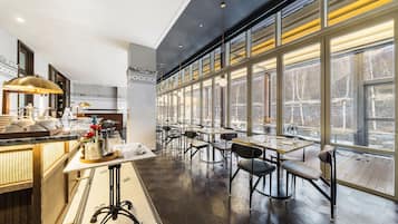 Morgunverður, hádegisverður, kvöldverður í boði, útsýni yfir garðinn