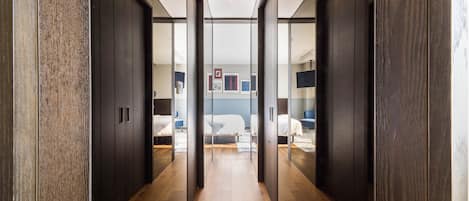 Signature Room, 1 King Bed, Park View | Premium bedding, down duvets, pillow-top beds, in-room safe