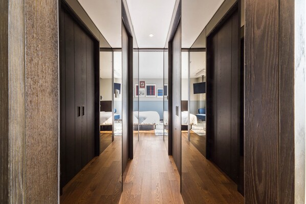 Signature Room, 1 King Bed, Park View | Premium bedding, down comforters, pillowtop beds, in-room safe