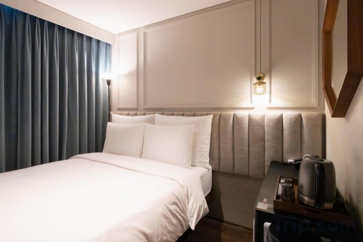 Literie de qualité, couette en duvet, lit avec matelas à plateau-coussin