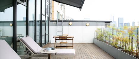 Habitació destacada, 1 llit de matrimoni gran, terrassa, vistes al parc | 1 dormitori, roba de llit d'alta qualitat i cobrellits