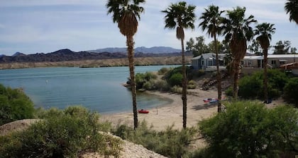 Little Lake Havasu Jewell Steps To The Beach!