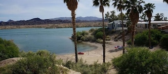Little Lake Havasu Jewell Steps To The Beach!