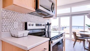 Jääkaappi, mikroaaltouuni, uuni, liesi