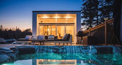 Comfy Seaside Cabana . Hot Tub, Sauna and All Weather Domes - Private