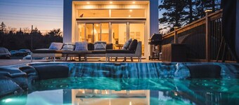 Comfy Seaside Cabana . Hot Tub, Sauna and All Weather Domes - Private