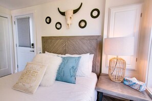 1 bedroom, desk, iron/ironing board, free WiFi - Comfy Seaside Cabana . Hot Tub, Sauna and All Weather Domes - Private (South Shore)