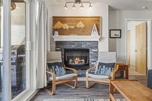 Interior - Gorgeous mountain views! Stylish 2BR/2BATH condo with AC (Canmore)