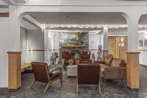 Lobby - Gorgeous mountain views! Stylish 2BR/2BATH condo with AC (Canmore)