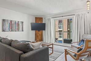 Smart TV, fireplace, Netflix, streaming services - Gorgeous mountain views! Stylish 2BR/2BATH condo with AC (Canmore)