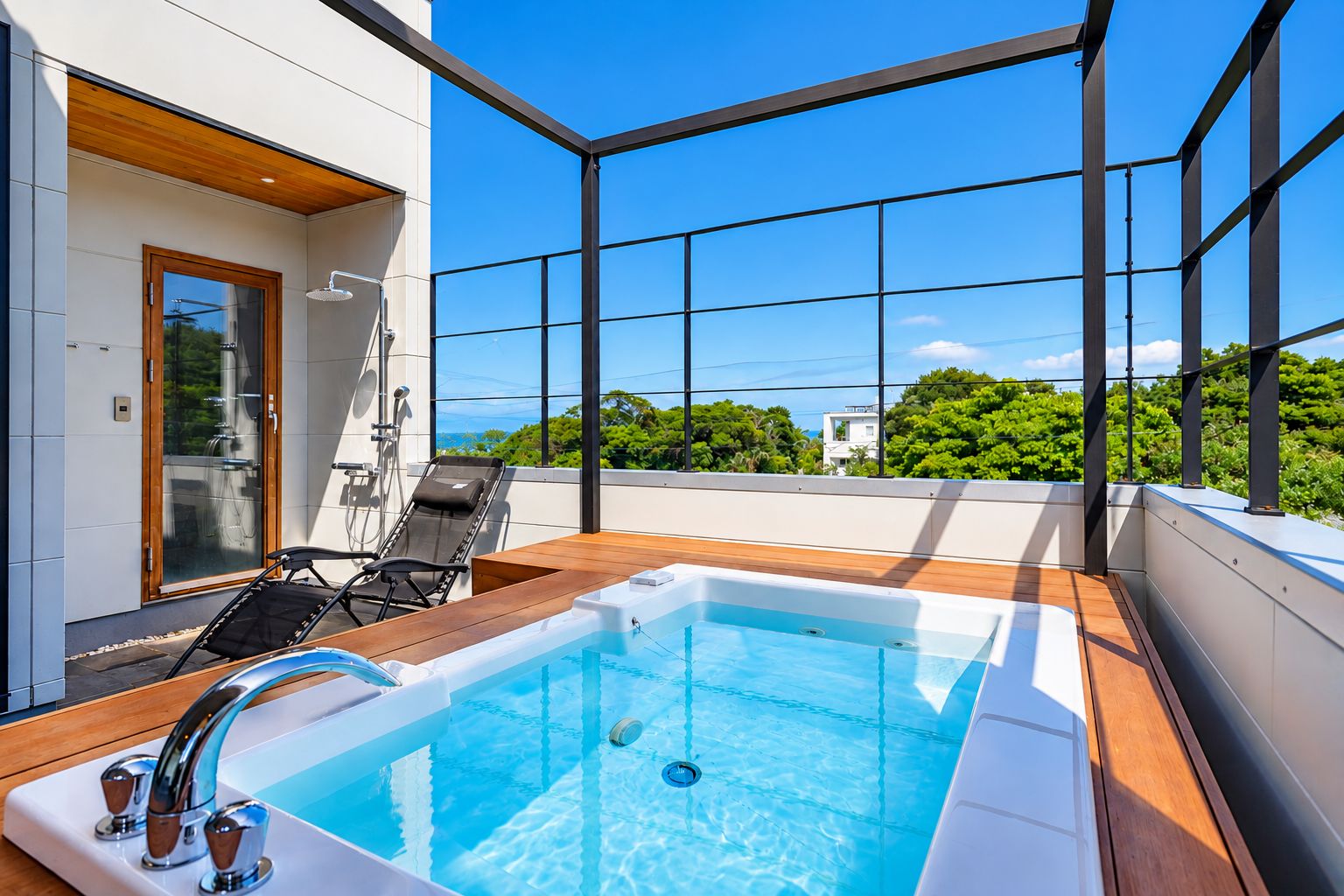 Una piscina en la azotea con jacuzzi, tumbonas y una terraza acristalada con vistas al follaje y los edificios.