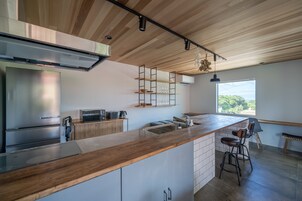 Refrigerador, microondas, placa de cocina, tetera/pava eléctrica