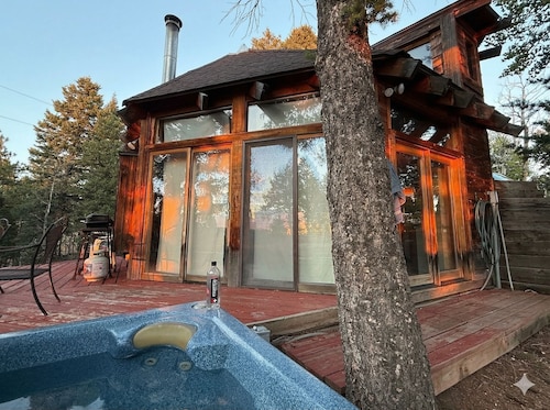Honeymooner’s Cozy Cabin, with Hot Tub, near Cripple Creek Colorado