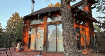 Honeymooner’s Cozy Cabin, with Hot Tub, near Cripple Creek Colorado
