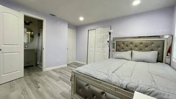 3 makuuhuonetta, työpöytä, silitysrauta/-lauta, ilmainen Wi-Fi