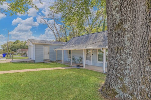 Cozy Cottage: Under 10 minutes to Pickwick Lake, downtown, & conference center!