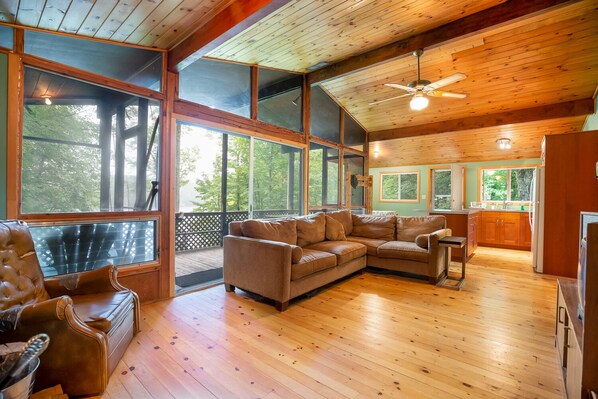 TV, DVD player, books, stereo