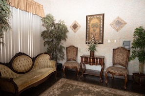 Coin salon dans le hall