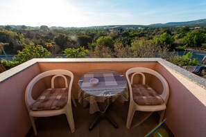 Outdoor dining - Cozy apartment with big garden (Rogoznica)