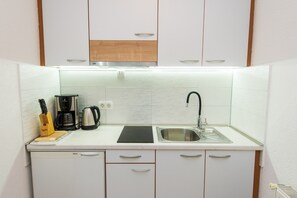 Fridge, stovetop, coffee/tea maker, cookware/dishes/utensils