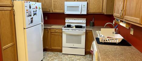 Een koelkast, een magnetron, een oven, een vaatwasser