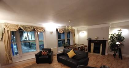 House - Sleeps up to 14 & Parking Available